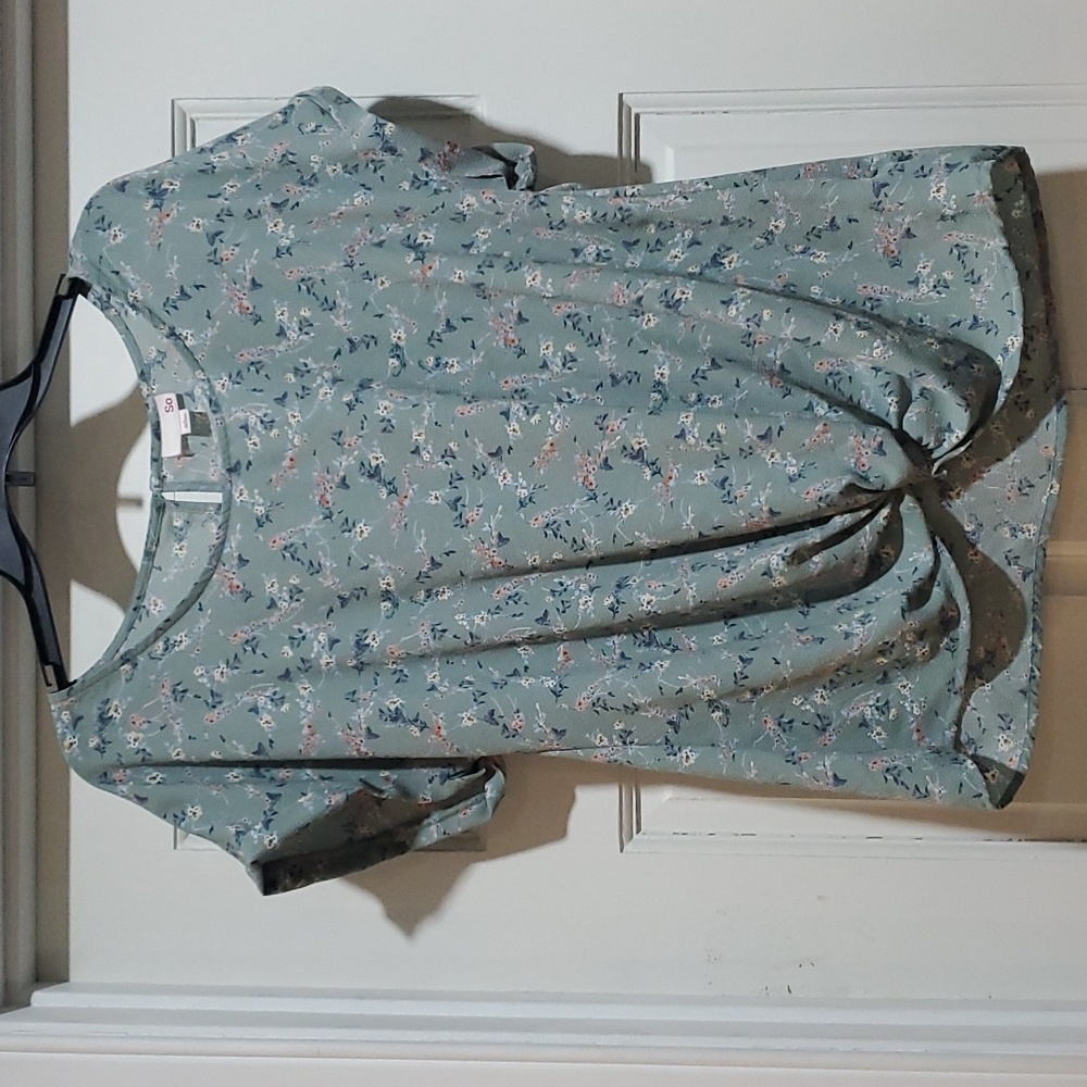 SO Green Floral Short Sleeved Top. EUC Size L